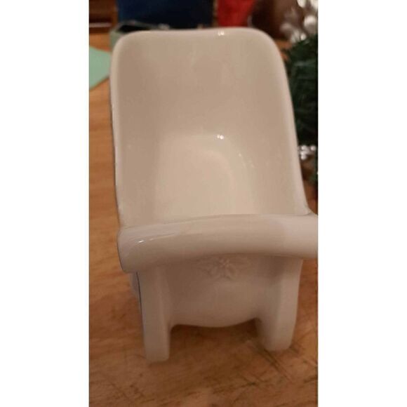 Porcelain center piece Christmas Decor - Picture 4 of 5